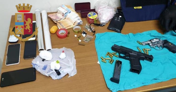 Bari, nasconde droga e armi in casa: arrestato 22enne