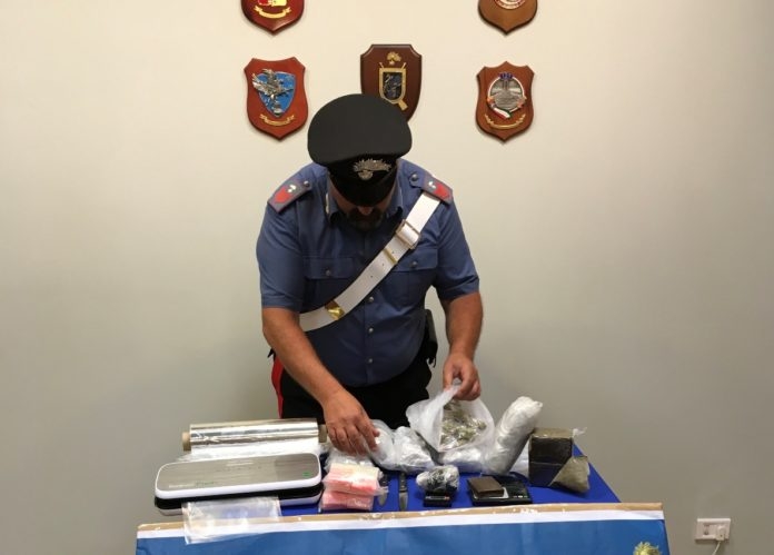 Bari, nasconde marijuana e cocaina in camera da letto: arrestato 30enne pregiudicato