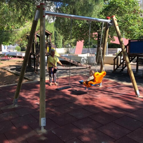 Bari, nel giardino degli Aquiloni una nuova giostra accessibile anche ai bambini con disabilità