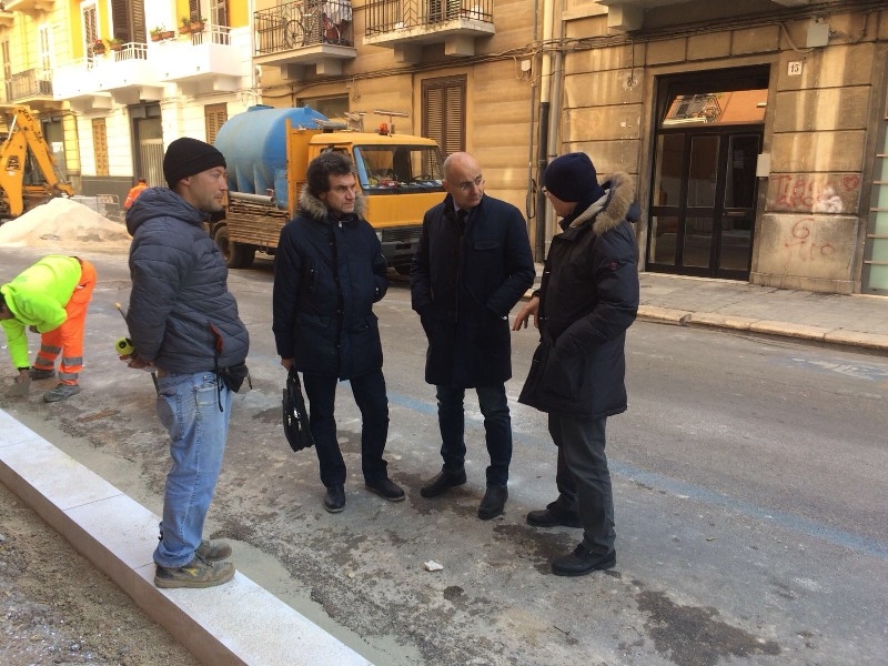 Bari, nel quartiere Madonnella parte la riqualificazione dei marciapiedi: lavori in corso in via Durazzo