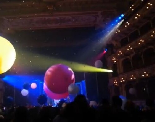Bari, neve e palloni giganti nel teatro Petruzzelli: è la magia del clown Slava. IL VIDEO