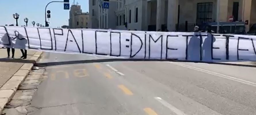 Bari, nuova protesta dei commercianti: manifestazione davanti alla sede della Regione