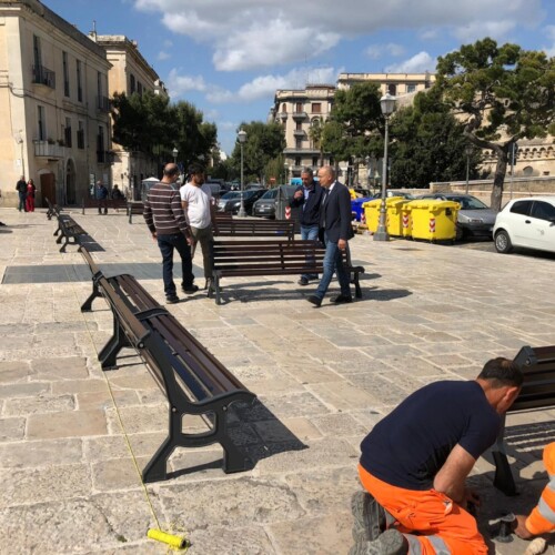Bari, nuove panchine nella piazza del castello Svevo