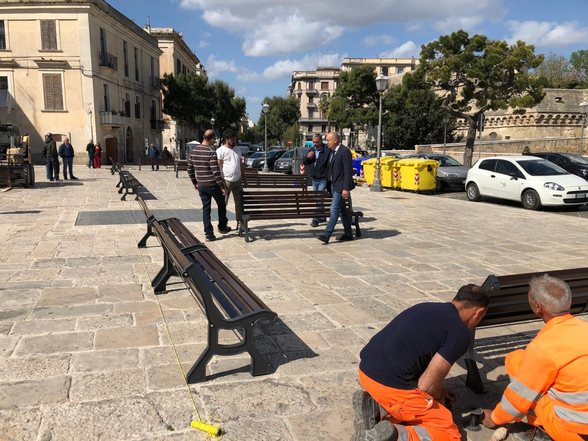 Bari, nuove panchine nella piazza del castello Svevo