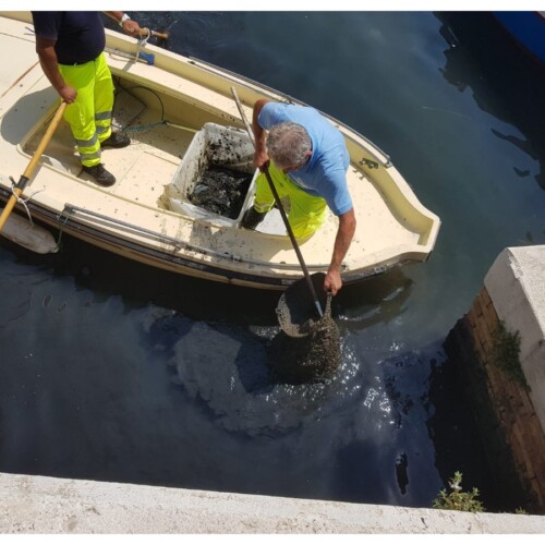 Bari, operatori Amiu ripuliscono le acque del molo San Nicola