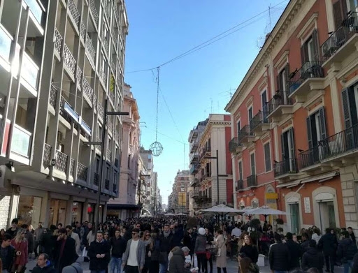 Bari, ordinanza del sindaco: negozi chiusi nei giorni di Pasqua e Pasquetta