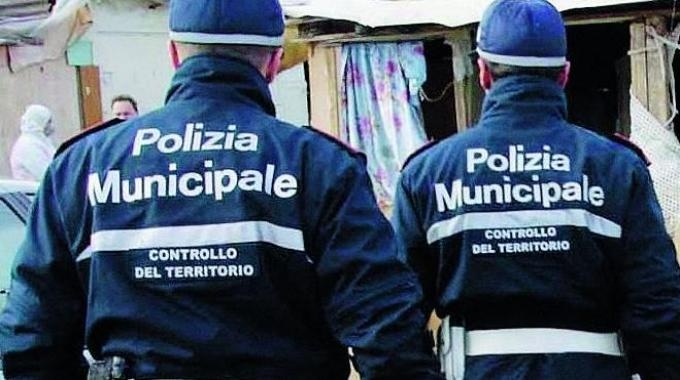 Bari, palpeggia una connazionale: rissa tra due indiani in via Sparano