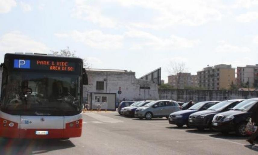 Bari: Park&Ride potenziati e servizio taxi speciale per le festività di Natale 2015