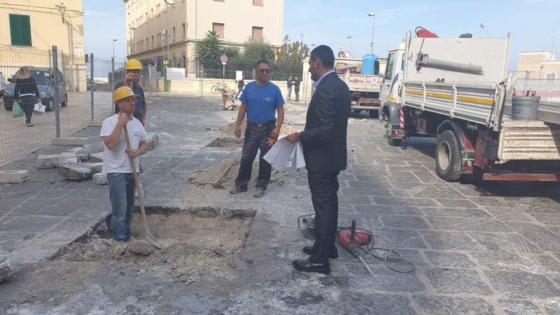 Bari, partiti i lavori in piazza San Pietro: panchine e fioriere nella città vecchia