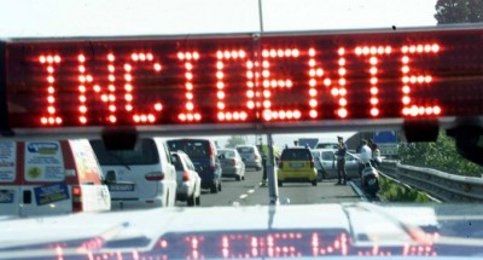 Bari, percorre contromano la statale 100 e travolge due auto: muore una donna di 60 anni