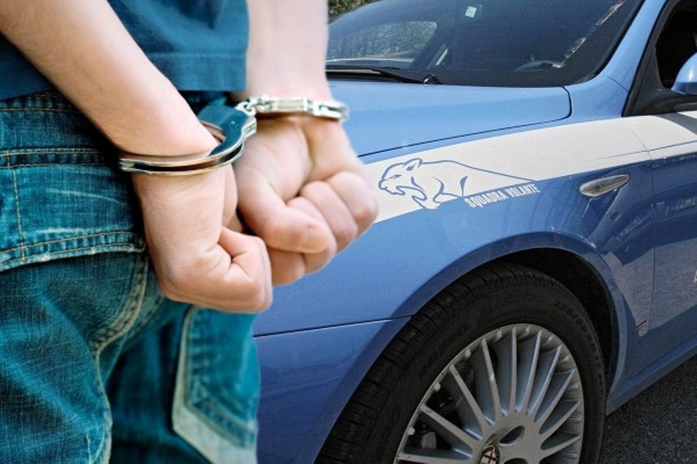 Bari, picchia madre e sorella per avere soldi e sesso: arrestato 18enne