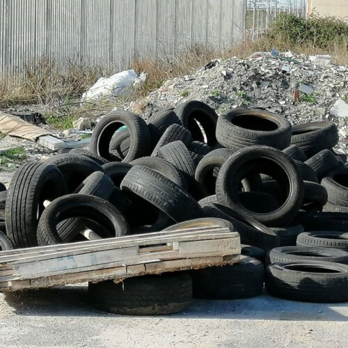 Bari, pneumatici abbandonati in via San Giorgio Martire. Petruzzelli: ‘Chi ha visto mi aiuti a denunciare i responsabili’