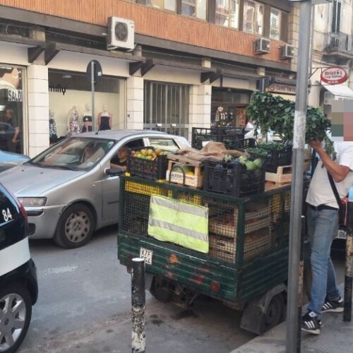 Bari, polizia municipale blocca venditore abusivo: 150 chili di prodotti sequestrati e multa da 5mila euro
