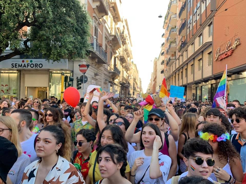 Bari Pride, in cinquemila sfilano per difendere i diritti della comunità Lgbt