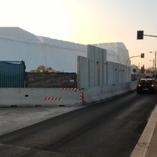 Bari, prosegue la bonifica dell’ex Fibronit: abbattuto il muro di via Caldarola