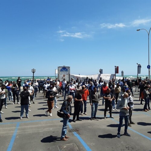 Bari, protesta degli imprenditori pugliesi: 500 persone formano una catena umana sul lungomare