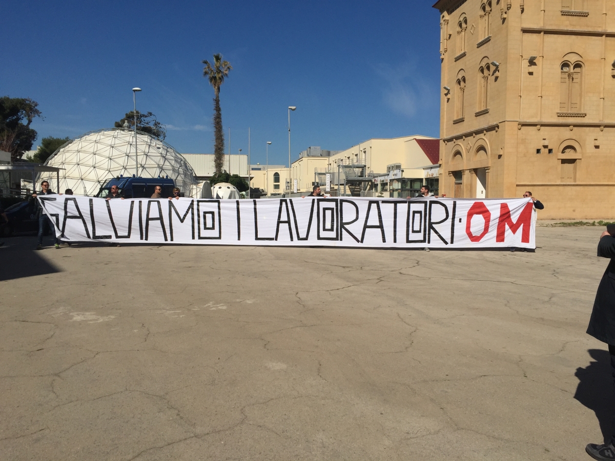 Bari, protesta degli operai Om Carrelli: il governatore Michele Emiliano chiede un incontro al Mise (VIDEO)