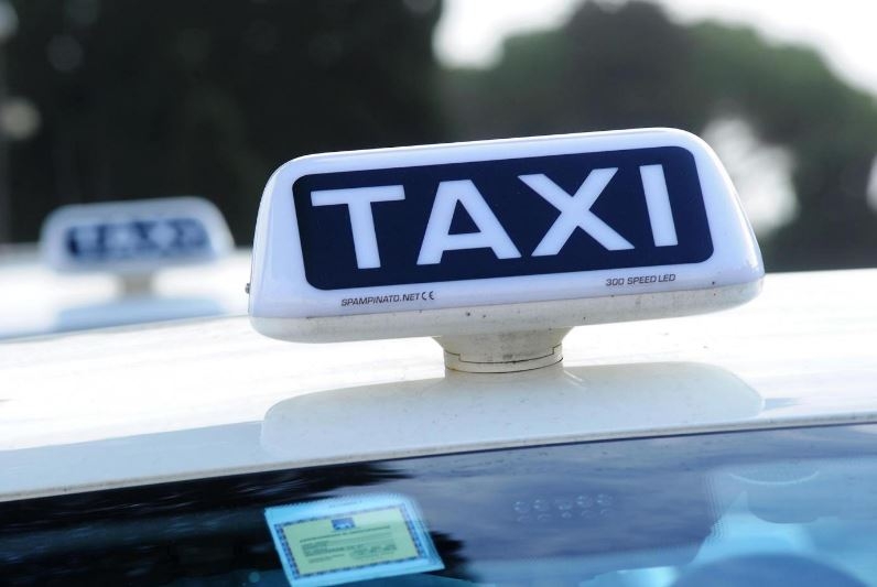 Bari, protesta dei taxi: presidio in piazza Prefettura