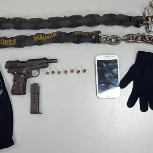 Bari, punta una pistola contro i poliziotti per sfuggire ad un controllo: arrestato 19enne