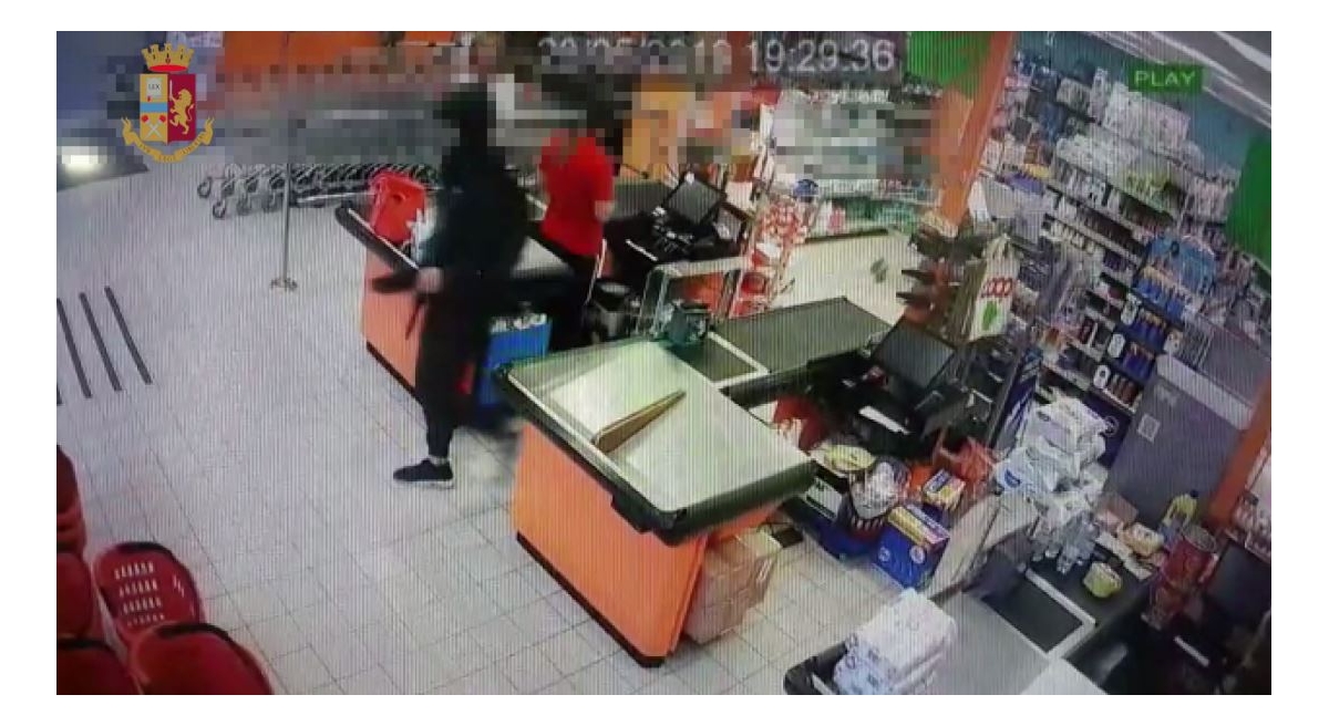 Bari, rapina un supermercato e fugge: donna fa arrestare il malvivente