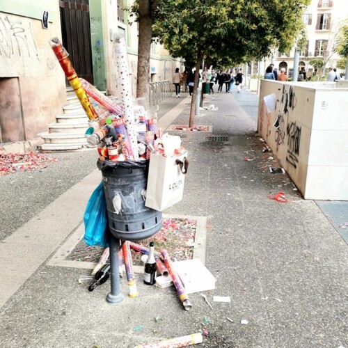 Bari, rifiuti abbandonati in Piazza Cesare Battisti. Petruzzelli: ‘Laureandi pagheranno il servizio di pulizia dell’Amiu’
