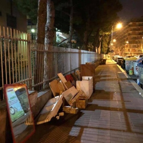Bari, rifiuti ingombranti abbandonati in via Lembo: operatori Amiu ripuliscono il marciapiede