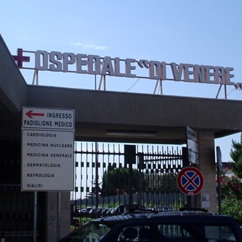 Bari, ruba 120 euro dal borsello di un paziente in dialisi: arrestato infermiere
