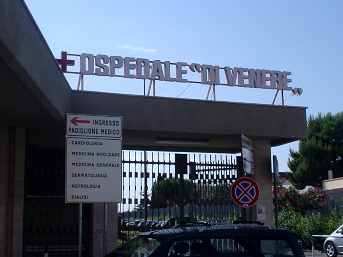 Bari, ruba 120 euro dal borsello di un paziente in dialisi: arrestato infermiere
