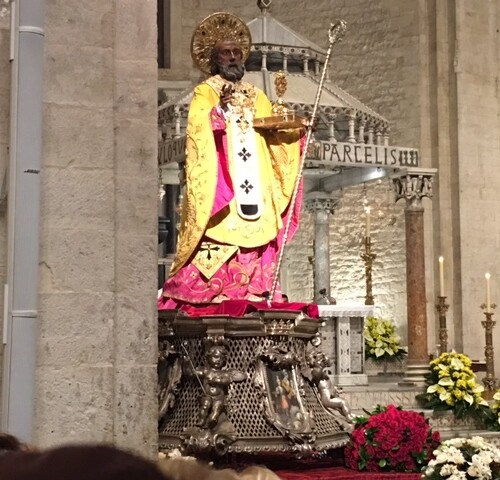 #Bari #SanNicola onorato da migliaia di fedeli, prima la messa e poi cioccolata calda (FOTOGALLERY)