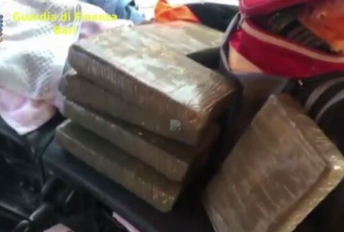 Bari, sette chili di cocaina e 150mila euro nascosti in un camion: maxi sequestro al porto
