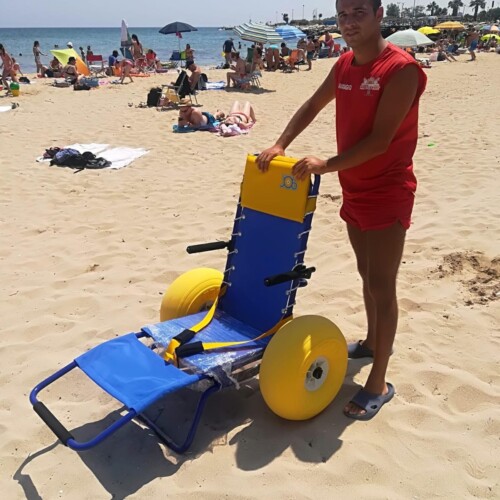 Bari, sette nuove sedie per l’accesso al mare delle persone con disabilità sulle spiagge pubbliche