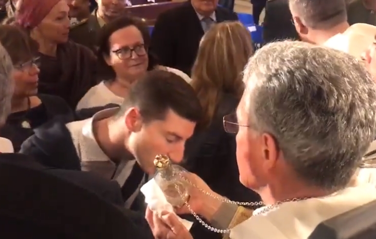 Bari, si rinnova il miracolo della Sacra Manna: i fedeli baciano le ampolle in Basilica