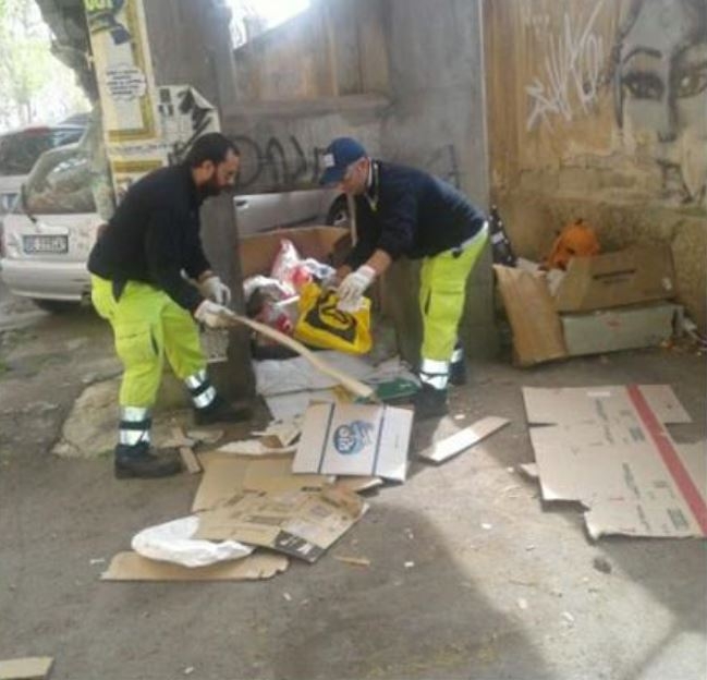 Bari, siringhe e rifiuti ingombranti: gli operai Amiu ripuliscono corso Italia