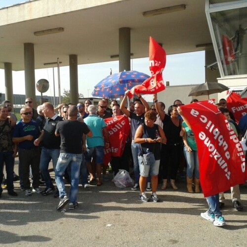 Bari, sit in dei 250 lavoratori di Santa Teresa e Sanitaservice: ‘Sbloccare il rinnovo della cassa integrazione’