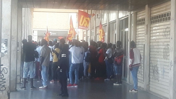 Bari, sit in dei braccianti agricoli davanti alla Regione: ‘Chiediamo il rispetto dei diritti sociali’