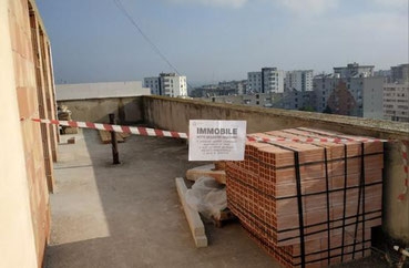 Bari, sorpresi a realizzare un appartamento abusivo sul tetto di un edificio pubblico: quattro denunce