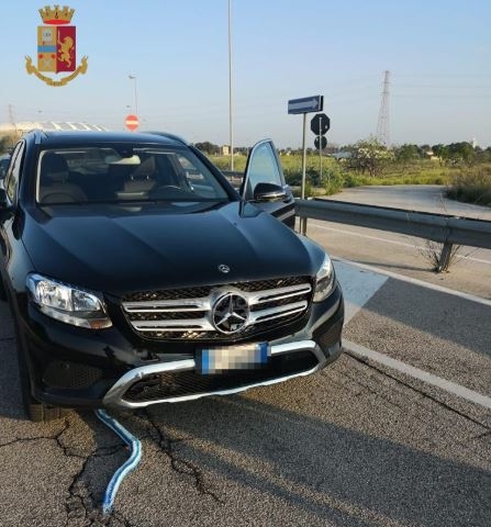 Bari, sorpresi a trainare una Mercedes rubata: ladri fanno perdere le proprie tracce dopo un inseguimento