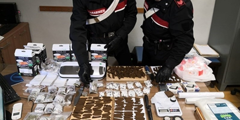 Bari, sorpresi mentre confezionano dosi di cocaina e marijuana: sette arresti