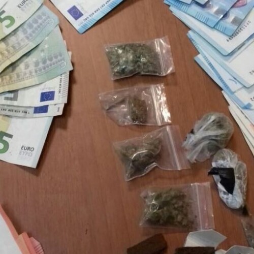 Bari, spaccia droga nel parcheggio dell’Ipercoop: arrestato 20enne