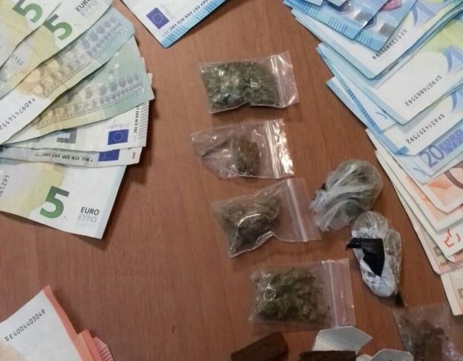 Bari, spaccia droga nel parcheggio dell’Ipercoop: arrestato 20enne