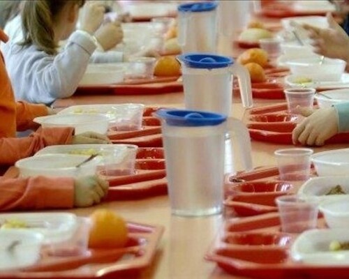 Bari, stop alla plastica nelle mense scolastiche: dal 7 gennaio solo posate e piatti compostabili