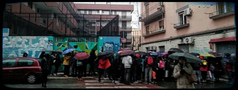 Bari, studenti tentano occupazione ma vengono minacciati con una pistola. Il vigilante: ‘Falso, ho solo urlato’