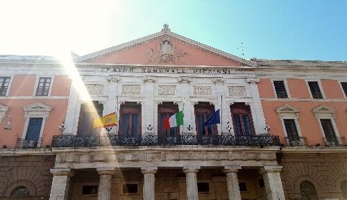 Bari, sulla facciata di Palazzo di Città bandiere a mezz’asta in segno di lutto per l’attentato a Barcellona