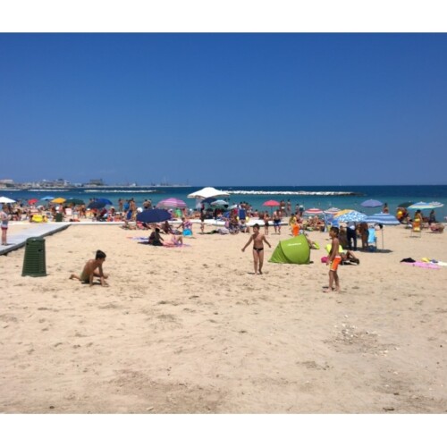 Bari: tappeto di rifiuti sulla spiaggia di Pane e Pomodoro