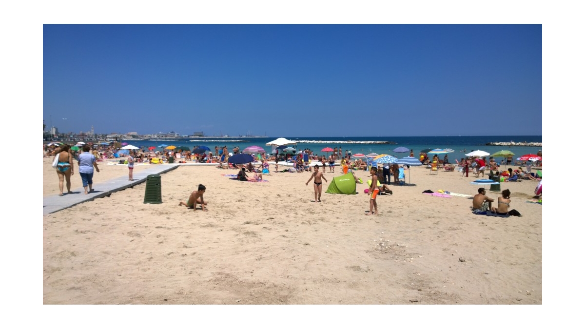 Bari: tappeto di rifiuti sulla spiaggia di Pane e Pomodoro
