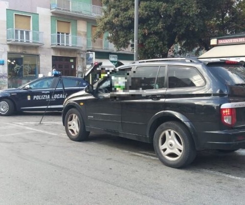 Bari, telelaser in viale Unità d’italia: multati 10 automobilisti per aver utilizzato il cellulare alla guida