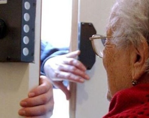 Bari, tentano di rapinare un’anziana ma non riescono ad entrare in casa: malviventi in fuga