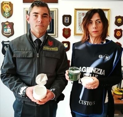 Bari, torna da Berlino con 700 grammi di Ketamina in valigia: 26enne arrestato all’aeroporto