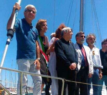 Bari, torna in mare ‘Kalimché’: l’imbarcazione confiscata alla mafia diventa una biblioteca itinerante