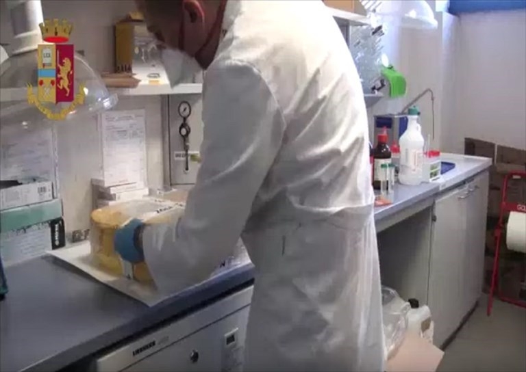 Bari, traffico di ecstasy liquida dall’Olanda: tre arresti